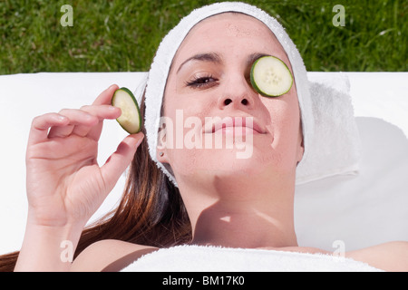 Cucumber Slice su una donna di occhio Foto Stock