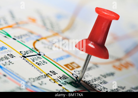 Puntina in una mappa della metropolitana di New York Foto Stock