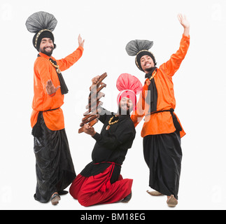 Bhangra la tradizionale danza folk dal Punjab in India del Nord Foto Stock