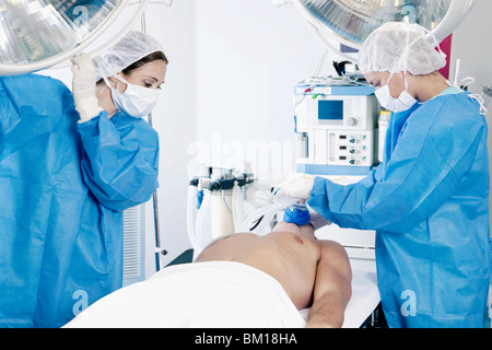 I chirurghi femmina di eseguire l'intervento chirurgico Foto Stock