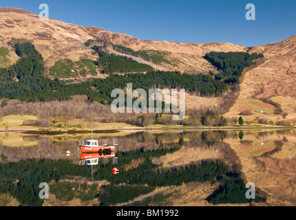Riflessioni in Loch Leven, vicino a Ballachulish, Glencoe, Highlands scozzesi, Scotland, Regno Unito Foto Stock