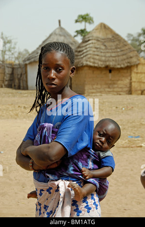 Donna Peul con bambino, Repubblica del Senegal, Africa Foto Stock