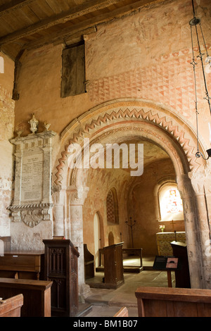 Regno Unito, Inghilterra, Herefordshire, Kempley, St Mary antica chiesa Norman chancel arch e medievali e dipinti a muro Foto Stock