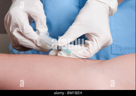 Medico tenendo campione di sangue di un paziente Foto Stock