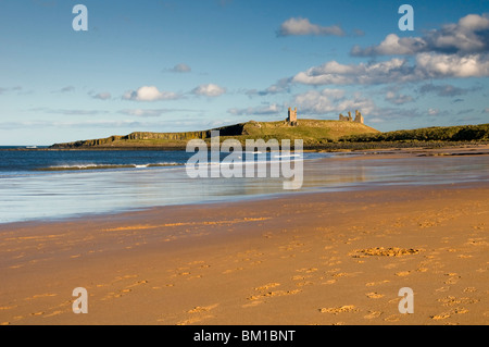 Il castello di Dunstanburgh visto da Embleton Bay, Northumberland, England, Regno Unito Foto Stock