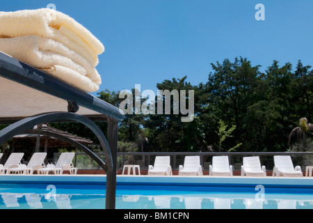 Close-up di asciugamani e sedie a sdraio a bordo piscina Foto Stock