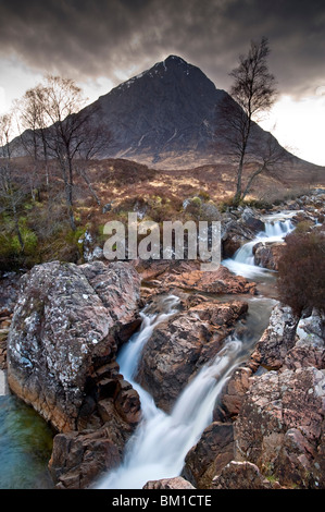 Fiume Etive sotto Buachaille Etive Mor, Glen Etive, Glencoe, Scotland, Regno Unito Foto Stock