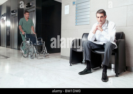 Medico e un infermiere in un ospedale Foto Stock