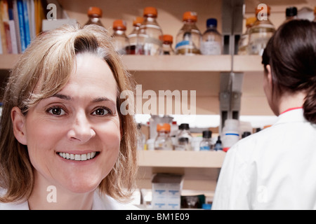Medici di sesso femminile lavora in un laboratorio Foto Stock
