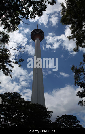 Vista della Torre KL o Menara KL di Kuala Lumpur in Malesia. Foto Stock