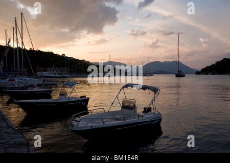 Barche nel porto, Vathi, Meganisi, Isole Ionie, isole greche, Grecia, Europa Foto Stock