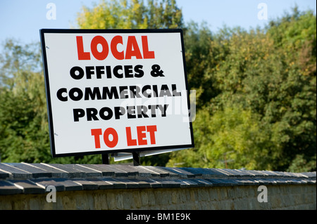 Segno pubblicità e gli uffici di proprietà commerciale disponibile a lasciare. Foto Stock