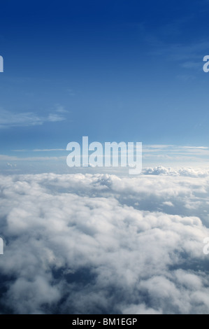 Blue sky nuvole vista dall'aereo aereo giornata di sole Foto Stock