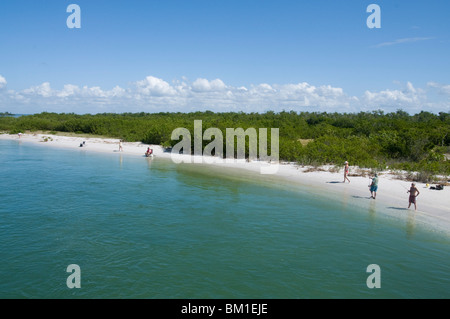 Acqua dividendo Captiva e Sanibel Island, Sanibel sulla destra, costa del Golfo della Florida, Stati Uniti d'America, America del Nord Foto Stock