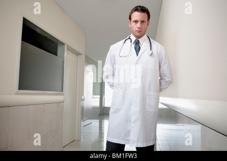 Dottore in piedi nel corridoio di un ospedale Foto Stock
