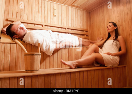 Paio di prendere una sauna vasca da bagno Foto Stock