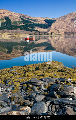 Riflessioni in Loch Leven, vicino a Ballachulish, Glencoe, Highlands scozzesi, Scotland, Regno Unito Foto Stock