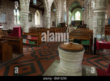 Regno Unito, Inghilterra, Herefordshire, molto Marcle, San Bartolomeo chiesa dell interno, Norman pietra intagliata font Foto Stock