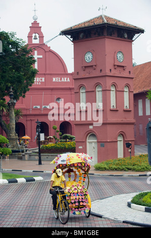 In rickshaw e la Chiesa di Cristo, Town Square, Melaka (Malacca), stato di Melaka, Malaysia, Asia sud-orientale, Asia Foto Stock
