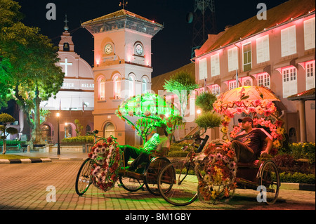 In rickshaw e la Chiesa di Cristo, Town Square, Melaka (Malacca), stato di Melaka, Malaysia, Asia sud-orientale, Asia Foto Stock