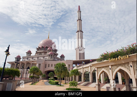 La moschea di Putra, Putrajaya, Malaysia, Asia sud-orientale, Asia Foto Stock