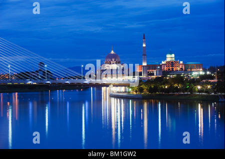 La moschea di Putra, Putrajaya, Malaysia, Asia sud-orientale, Asia Foto Stock