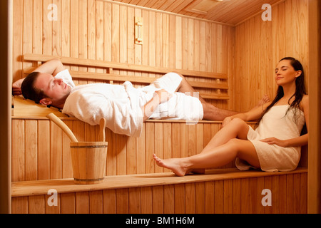 Paio di prendere una sauna vasca da bagno Foto Stock