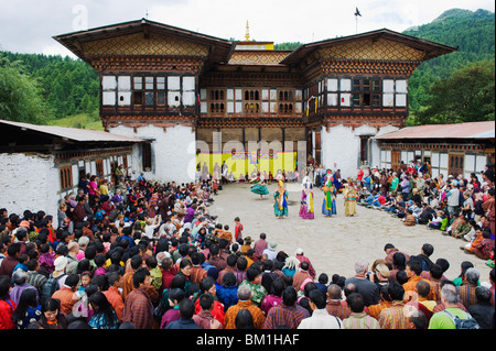 Ballerini a Thangbi Mani Tsechu (festival), Jakar, Bumthang, Chokor Valley, Bhutan, Asia Foto Stock