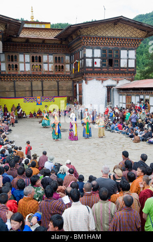 Ballerini a Thangbi Mani Tsechu (festival), Jakar, Bumthang, Chokor Valley, Bhutan, Asia Foto Stock