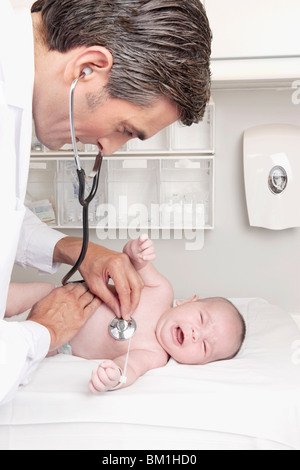 Medico esaminando un neonato Foto Stock