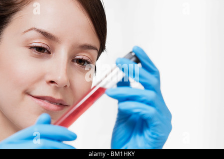 Medico donna in possesso di un campione di medici in un laboratorio Foto Stock