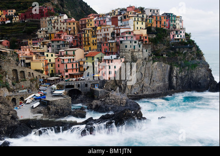 Clifftop borgo di Manarola, Cinque Terre, Sito Patrimonio Mondiale dell'UNESCO, Liguria, Italia, Europa Foto Stock