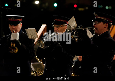 Coro cantando canti natalizi alla cerimonia di illuminazione dell'albero di Natale in Trafalgar Square Londra Foto Stock