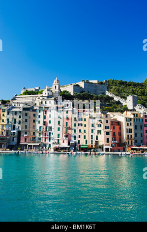 Waterfront e le case dai colori pastello, Porto Venere e Cinque Terre, Sito Patrimonio Mondiale dell'UNESCO, Liguria, Italia, Europa Foto Stock