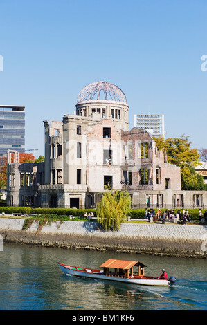 La Cupola della Bomba Atomica, Sito Patrimonio Mondiale dell'UNESCO, e la barca sul fiume Aioi, Hiroshima, Prefettura di Hiroshima, Giappone, Asia Foto Stock