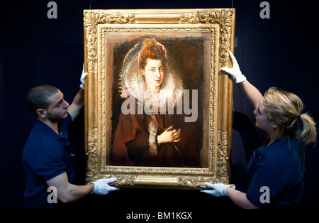 Sotheby's i dipendenti nella parte anteriore di un Sir Peter Paul Rubens dipinto 'Ritratto di una giovane donna" Foto Stock