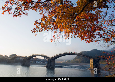 I colori autunnali a ponte Kintaikyo, Iwakuni, Prefettura di Yamaguchi, Giappone, Asia Foto Stock