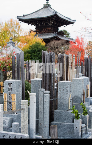 Tomba di pietre e pagoda in un cimitero, Shinnyo Tempio di Do, Kyoto, Giappone, Asia Foto Stock