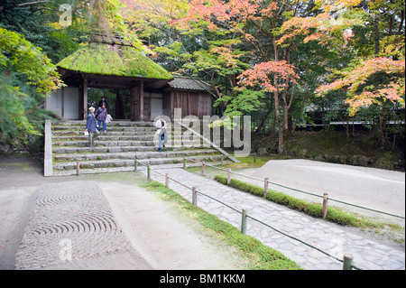 Giardino di sabbia, i colori autunnali e moss entrata coperta con visita dei turisti, Honen nel tempio risalente al 1680, Kyoto, Giappone Foto Stock