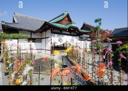 Dimostrazione di ikebana, Daikaku ji (Daikakuji) tempio risalente al 876, area Sagano, Kyoto, Giappone, Asia Foto Stock
