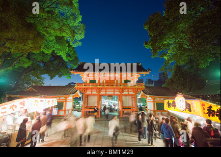 Il mercato notturno in Yasaka jinja santuario, Kyoto, Giappone, Asia Foto Stock