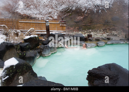 Uomo occidentale di balneazione in Zao Hot Spring Resort in inverno, prefettura di Yamagata, Giappone, Asia Foto Stock