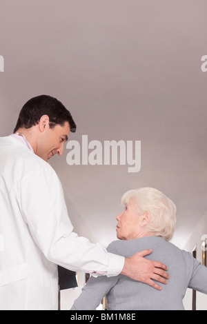 Medico di consigliare una donna Foto Stock