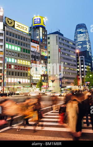 Di notte le luci di Shinjuku, Tokyo, Giappone, Asia Foto Stock
