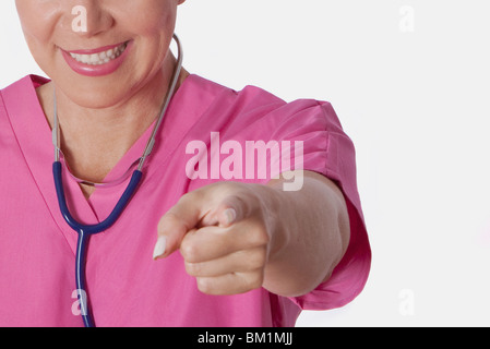 Medico donna rivolta in avanti Foto Stock