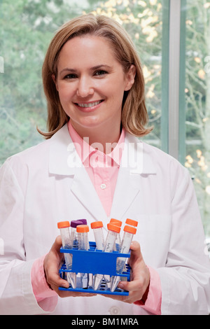 Medico donna tenendo i campioni di medicinali Foto Stock