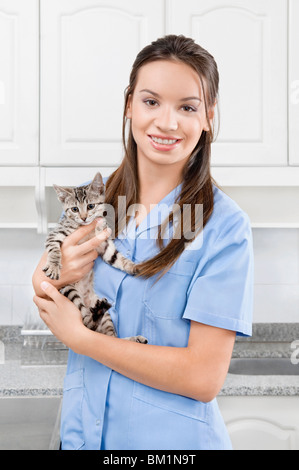 Vet femmina che trasportano un gatto Foto Stock