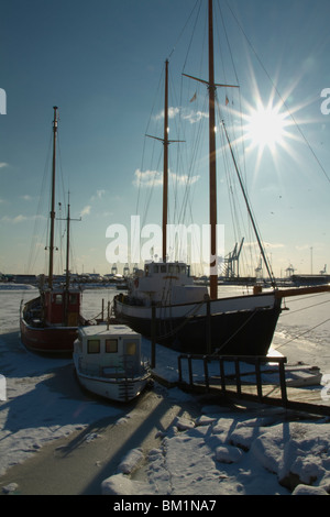Vela e le piccole barche da pesca nel porto di congelati Foto Stock