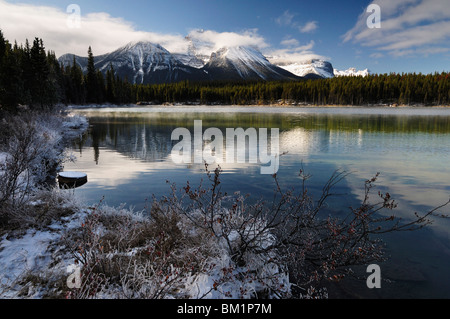 Herbert Lago e gamma di prua, il Parco Nazionale di Banff, Sito Patrimonio Mondiale dell'UNESCO, montagne rocciose, Alberta, Canada, America del Nord Foto Stock