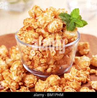 Ciotola di vetro di popcorn rivestita con caramello Foto Stock